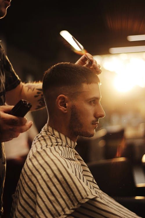 Barbeiro realizando um corte de cabelo